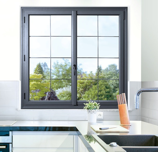 Installation du dormant d’une fenêtre extérieure avec mise à niveau