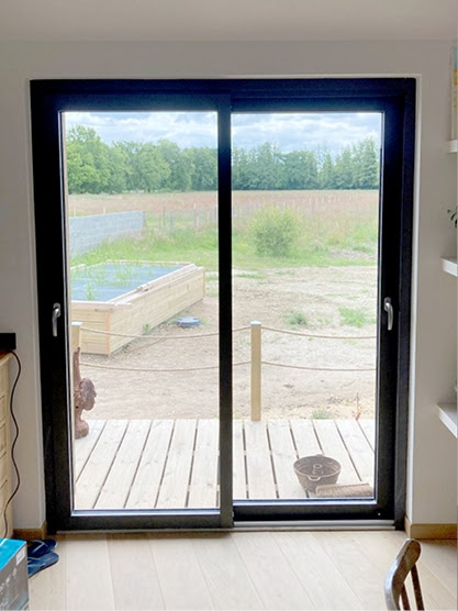 Installation du dormant d’une fenêtre extérieure avec mise à niveau