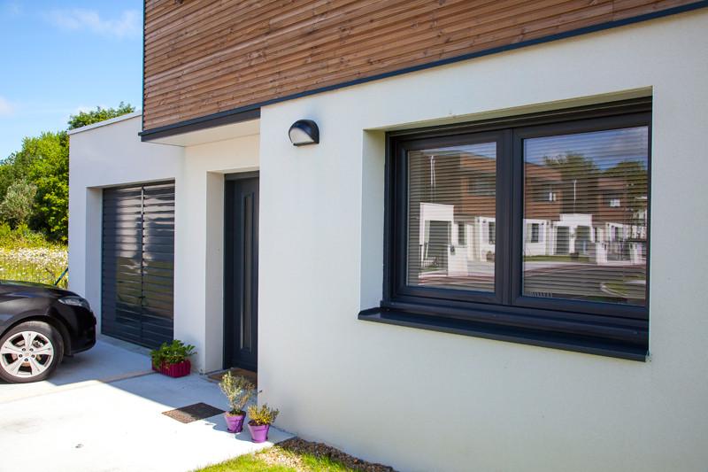Fenêtre performante contribuant à limiter la chaleur dans la maison.