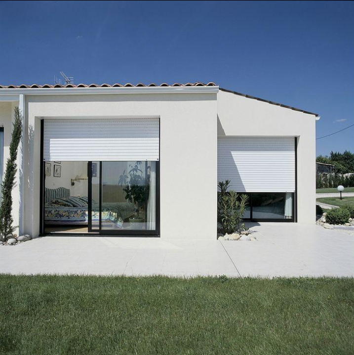 Volet roulant permettant de conserver la fraîcheur dans une maison pendant la canicule.